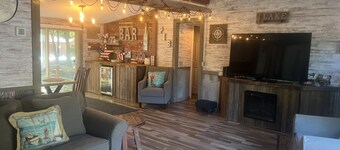 Charming 3-bedroom cabin sleeps 10 Full Linens Provided 