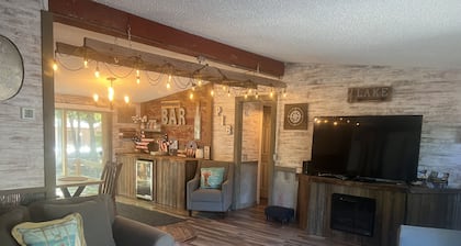 Charming 3-bedroom cabin sleeps 10 Full Linens Provided