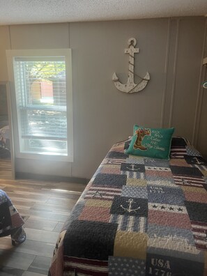 3 bedrooms, WiFi - Charming 3-bedroom cabin sleeps 10 Full Linens Provided  (Put In Bay)