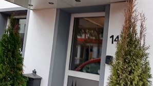El exterior de un hotel con un letrero que dice 'Nieder Hotel' y 'Buongiorno Italian'.