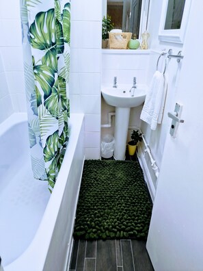 Apartment | Bathroom | Combined shower/tub, deep soaking tub, hair dryer, towels