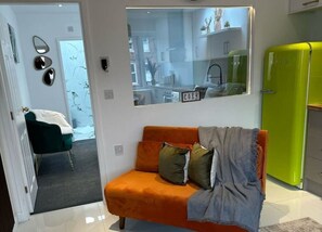 TV - Stylish 1 Bed Apartment (5) Bham City free parking (Hockley)