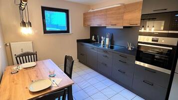 Kühlschrank, Mikrowelle, Herdplatte, Geschirrspüler