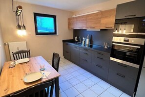 Fridge, microwave, stovetop, dishwasher - Zeitwohnung Kenn/region Trier (Kenn)