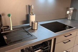 Kühlschrank, Mikrowelle, Herdplatte, Geschirrspüler