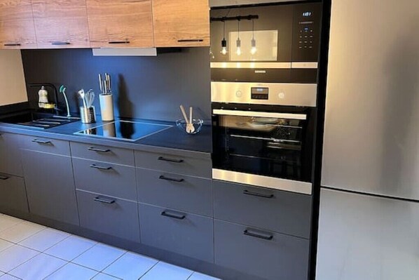 Fridge, microwave, stovetop, dishwasher - Zeitwohnung Kenn/region Trier (Kenn)