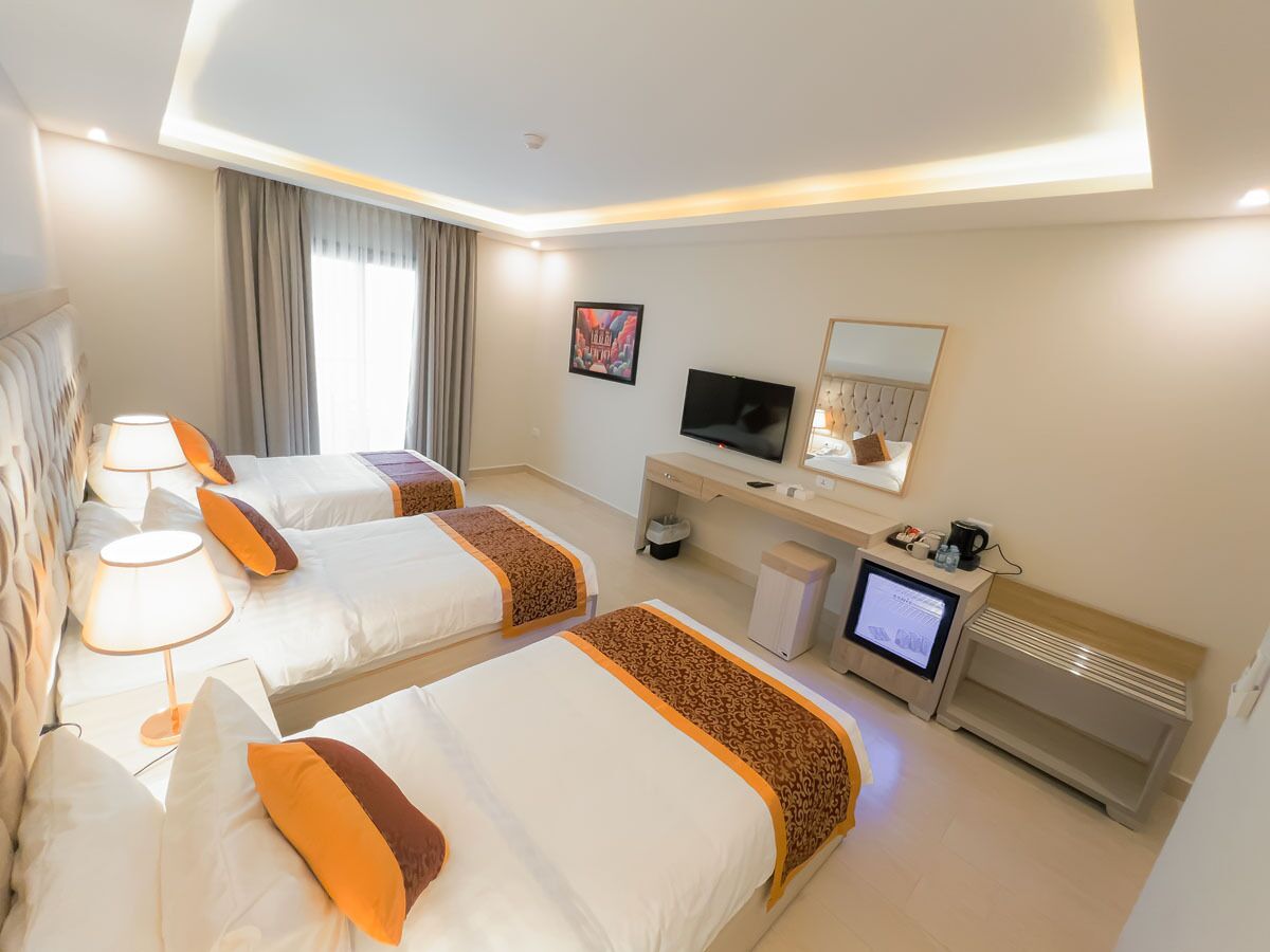 Tremannsrom – deluxe | Sengetøy av topp kvalitet, minibarvarer (inkludert) og safe på rommet