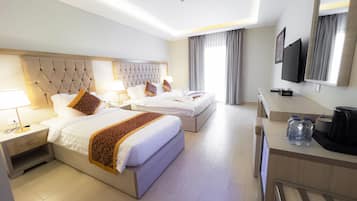 Habitación triple Deluxe | Ropa de cama de alta calidad y artículos del minibar gratis