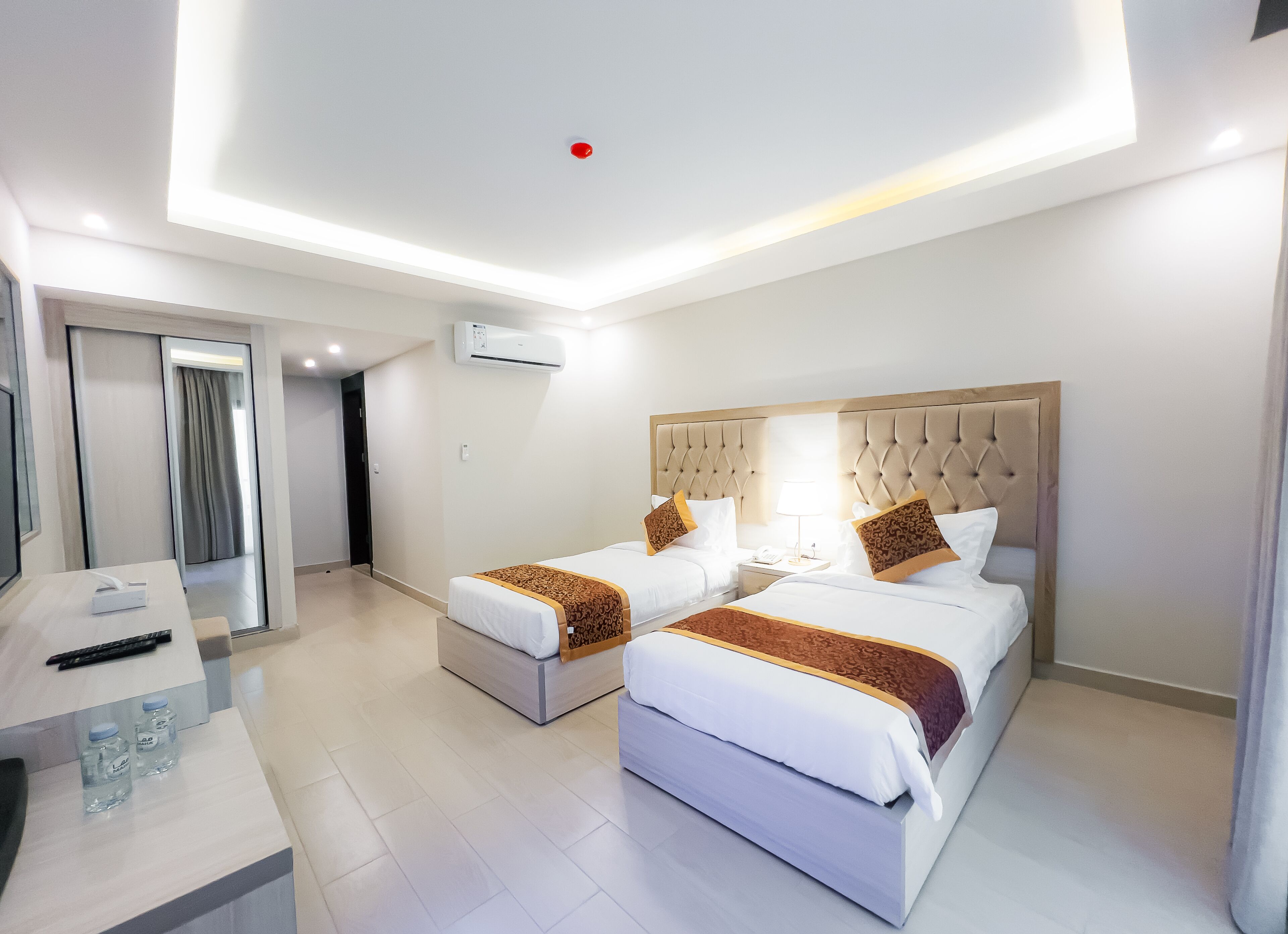 أغطية فراش متميزة ومأكولات ومشروبات مجانية في الميني بار