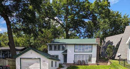 Charming 4-bedroom Lake house on Lake Ripley in Cambridge