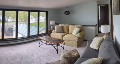 Charming 4-bedroom Lake house on Lake Ripley in Cambridge