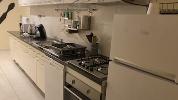 Micro-ondes, four, plaque de cuisson, lave-vaisselle