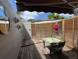 Outdoor dining - Studio Charma Soualiga à Orient Bay (Collectivité de Saint-Martin)