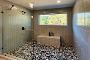 Douche, sèche-cheveux, serviettes fournies, savon