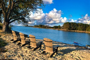 Beach nearby, sun loungers, beach towels - Heated pool, sandy beach, pier, and playground set punch point apart! (Sherwood)