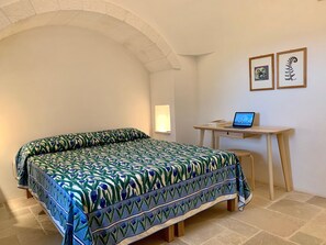 2 chambres, bureau, fer et planche à repasser, lit parapluie