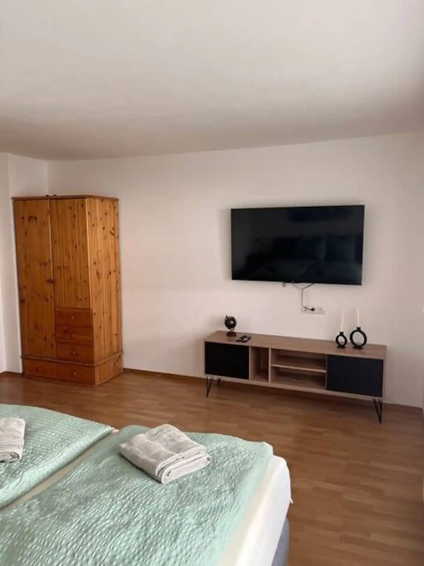 Apartament, 2 dormitoris, cuina, zona enjardinada | 2 dormitoris, wifi gratuïta i roba de llit