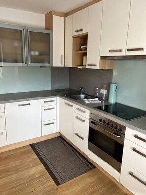 Leilighet, 2 soverom, kjøkken, hageområde | Eget kjøkken | Kjøleskap, ovn, kokeplater og oppvaskmaskin