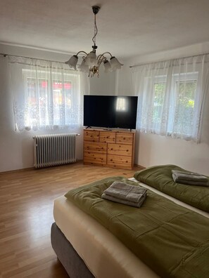 Apartment, 2 Bedrooms, Kitchen, Garden Area | 2 bedrooms, free WiFi, bed sheets - Apartment mit Gartenblick (Aldrans)