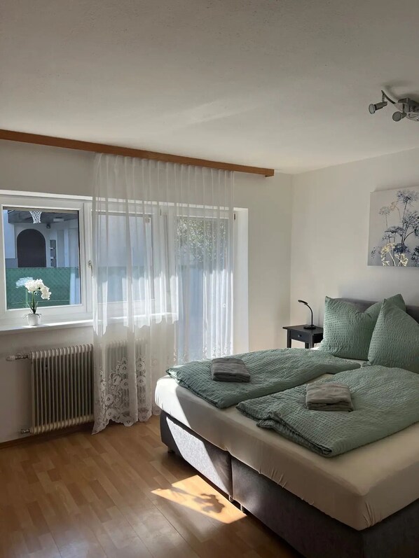 Leilighet, 2 soverom, kjøkken, hageområde | 2 soverom, wi-fi (inkludert) og sengetøy