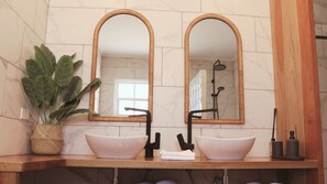 Douche, sèche-cheveux, serviettes fournies, savon