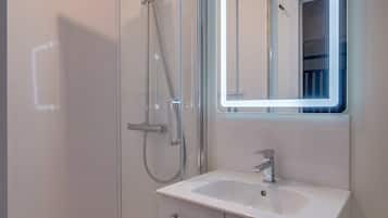 Een douche, een haardroger, handdoeken
