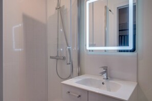 Dusche, Haartrockner, Handtücher
