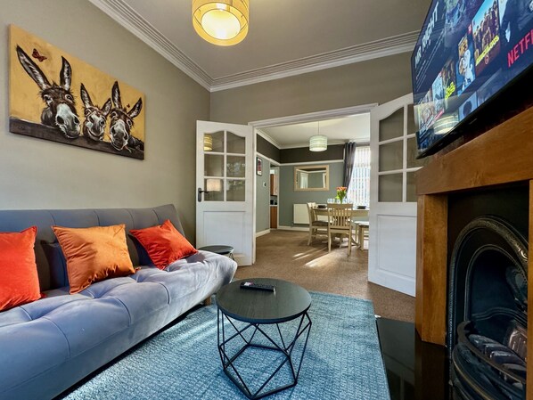 Familie huis | Woonruimte | Een 55-inch smart-tv met digitale zenders en een open haard