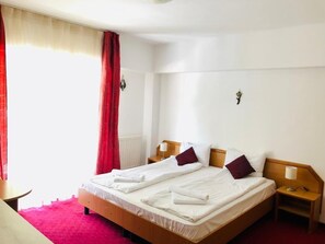 Standard-Doppelzimmer, Bergblick | Schreibtisch, schallisolierte Zimmer, kostenloses WLAN