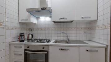 Frigorifero, forno, piano cottura, lavastoviglie