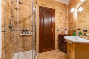 تجهيزات دش، مجففات شعر، مراحيض شطف، مناشف