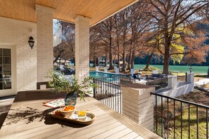 Outdoor dining - Just 30 Minutes from Austin: Luxury Group Retreat Close to Iconic Texas Events (Austin)