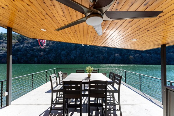 Outdoor dining - Just 30 Minutes from Austin: Luxury Group Retreat Close to Iconic Texas Events (Austin)