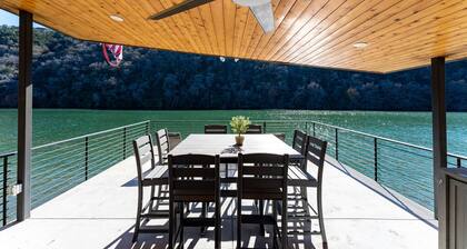Just 30 Minutes from Austin: Luxury Group Retreat Close to Iconic Texas Events