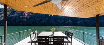 Just 30 Minutes from Austin: Luxury Group Retreat Close to Iconic Texas Events