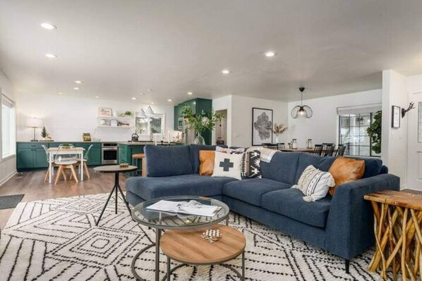 Smart TV, chimenea, videojuegos, estéreo