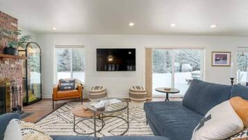 Smart TV, lareira, videogames, aparelho de som