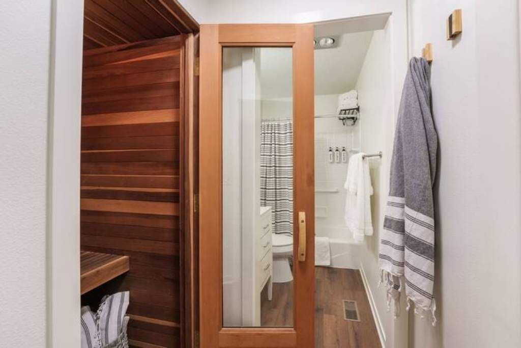 Secador de pelo, bidet, toallas, jabón