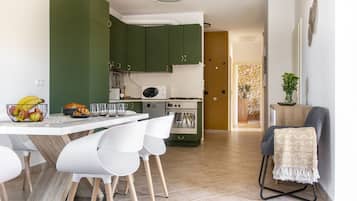 Frigorífico, microondas, horno y placa de cocina