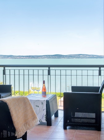 Property grounds. Beachfront Cozy Condo with Awesome Lakeviews - Balaton, Siofok, Golden Beach HU