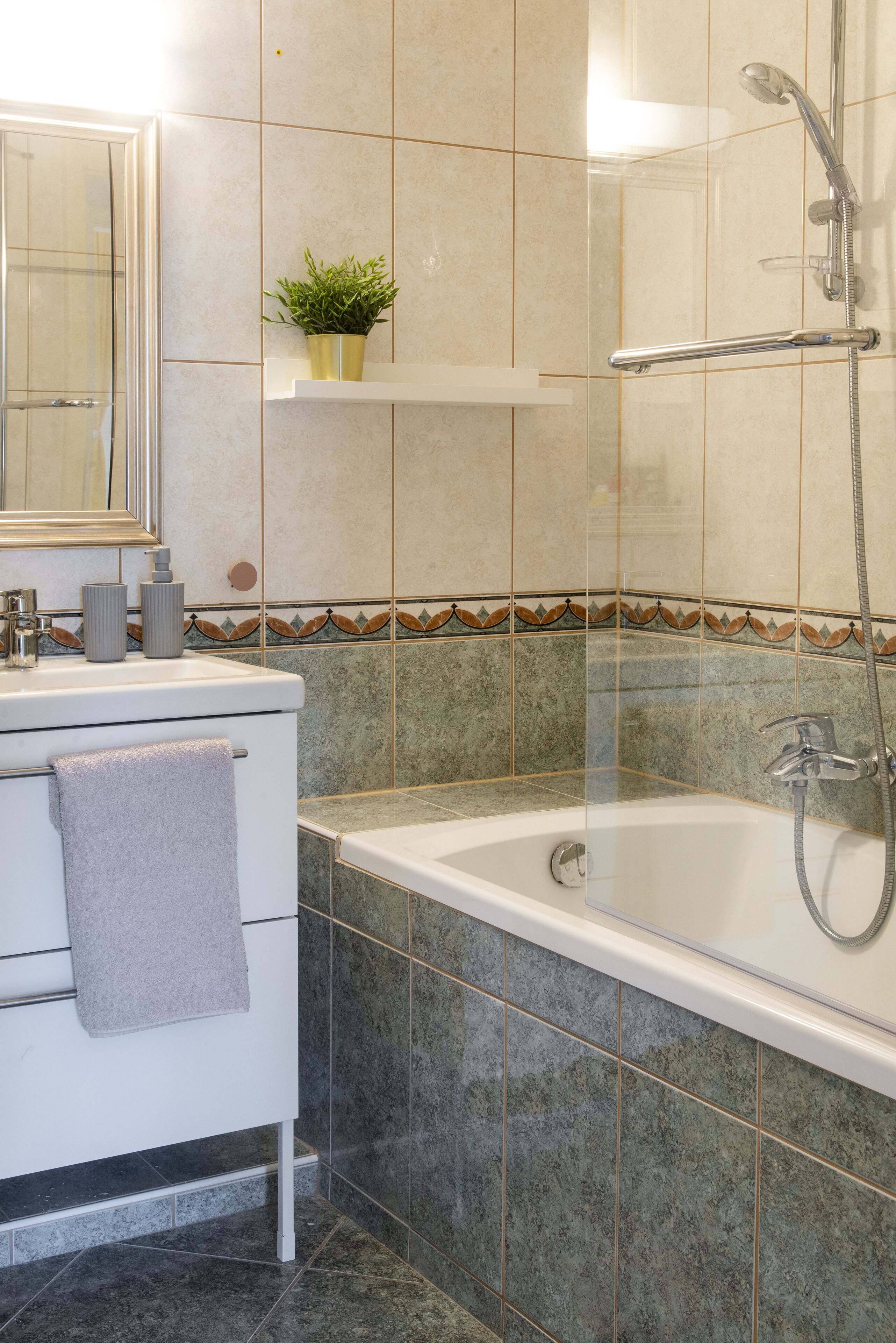 Douche, sèche-cheveux, serviettes fournies, savon