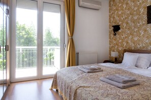 3 dormitorios, caja fuerte, escritorio y tabla de planchar con plancha