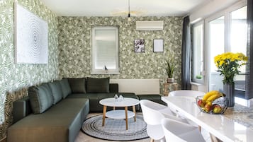 TV connectée, cheminée, table de tennis de table