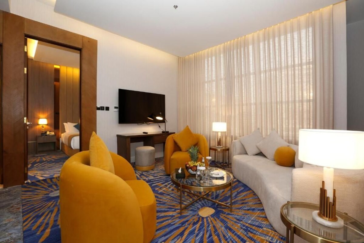 deluxe suite | Desk, iron/ironing board, WiFi (free), bed sheets