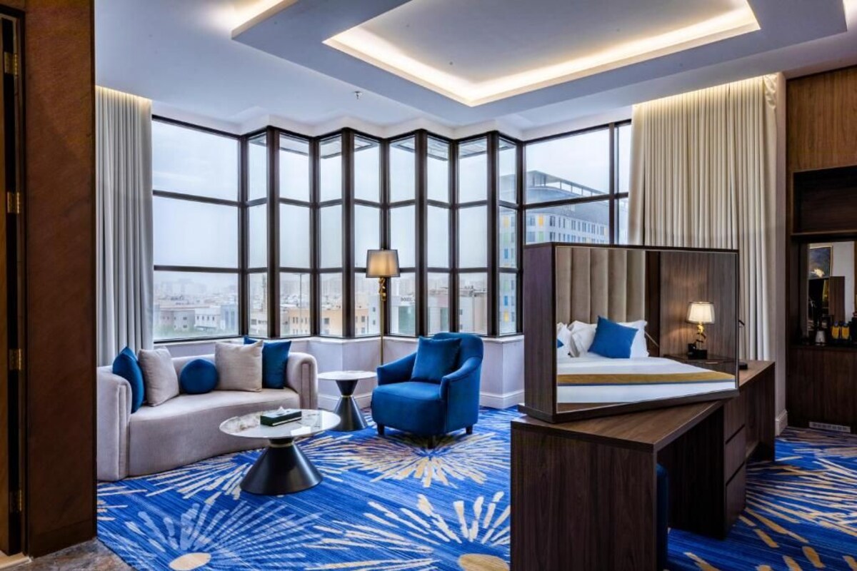 executive suite | Desk, iron/ironing board, WiFi (free), bed sheets