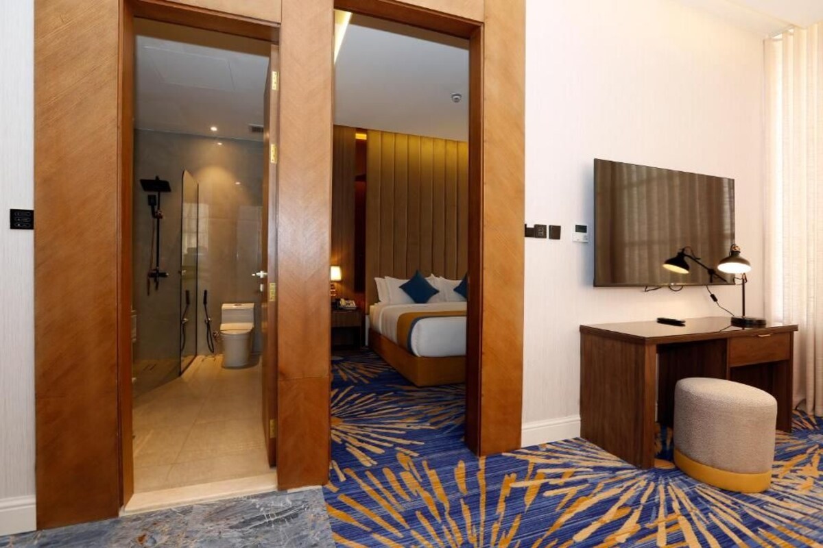 deluxe king room | Desk, iron/ironing board, WiFi (free), bed sheets