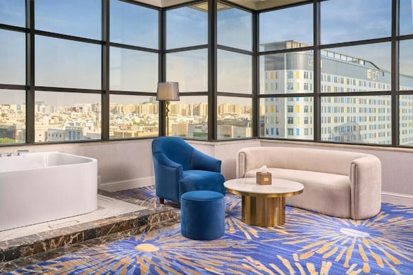 Deluxe Double Room, City View | Ruang tamu | TV LED