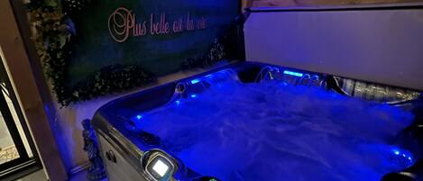 室內 SPA 浴池