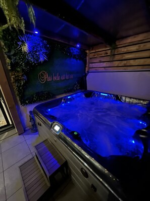 Indoor spa tub