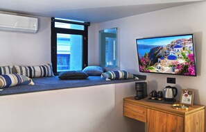 Cocoon Room | Coffee and/or coffee maker - CITYLUXE Suites & Rooms (Athens)